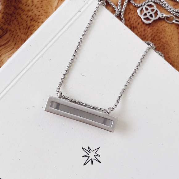 Kendra Scott Leanor Pendant Necklace in Silver - Picture 3 of 9